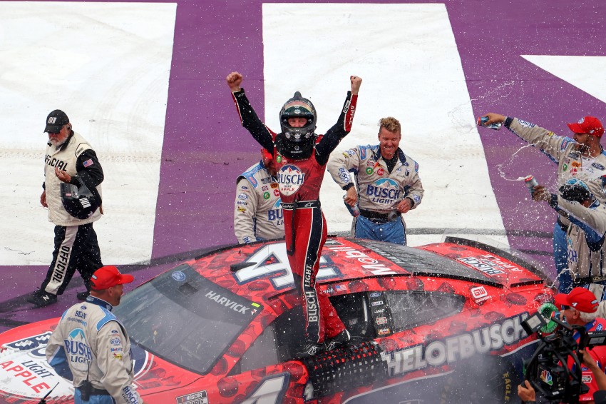 NASCAR Cup: Kevin Harvick puts an end to a drought of 65 races without a win in Michigan (+ video)