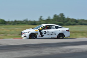 Coupe Nissan Sentra à Shannonville