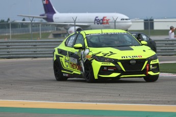 Coupe Nissan Sentra à ICAR