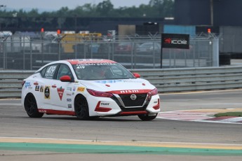 Coupe Nissan Sentra à ICAR
