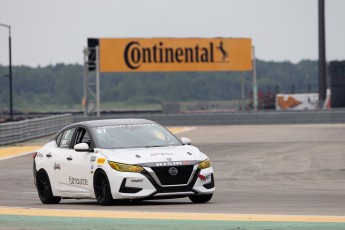 Coupe Nissan Sentra à ICAR