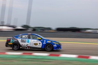 Coupe Nissan Sentra à ICAR