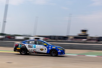 Coupe Nissan Sentra à ICAR