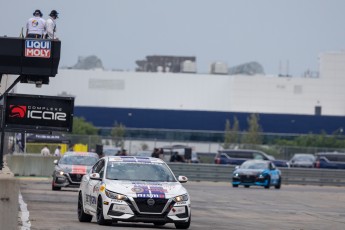 Coupe Nissan Sentra à ICAR