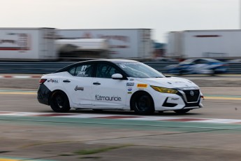 Coupe Nissan Sentra à ICAR