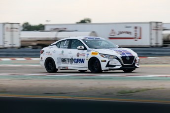 Coupe Nissan Sentra à ICAR