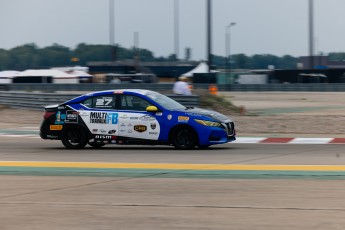 Coupe Nissan Sentra à ICAR