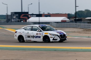 Coupe Nissan Sentra à ICAR
