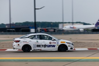 Coupe Nissan Sentra à ICAR