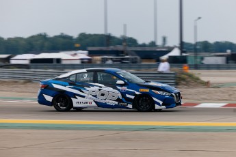 Coupe Nissan Sentra à ICAR