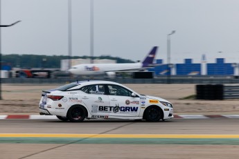 Coupe Nissan Sentra à ICAR