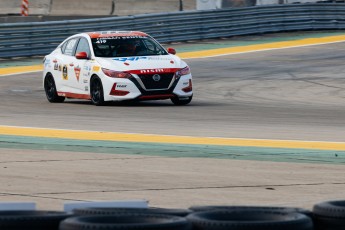 Coupe Nissan Sentra à ICAR