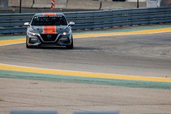Coupe Nissan Sentra à ICAR