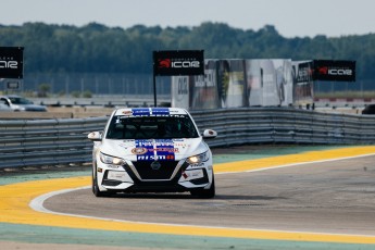 Coupe Nissan Sentra à ICAR