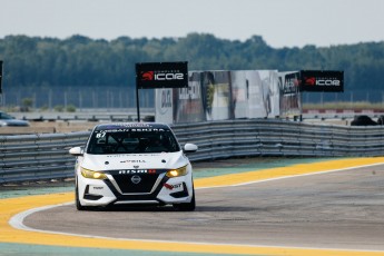 Coupe Nissan Sentra à ICAR