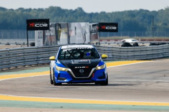 Coupe Nissan Sentra à ICAR