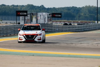 Coupe Nissan Sentra à ICAR