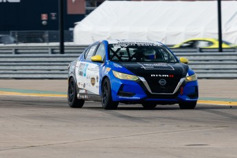 Coupe Nissan Sentra à ICAR