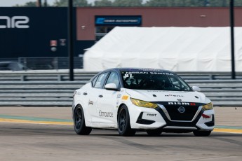 Coupe Nissan Sentra à ICAR