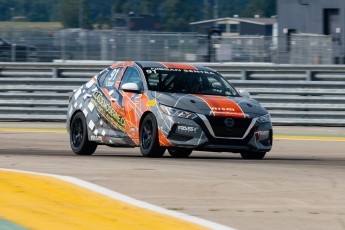 Coupe Nissan Sentra à ICAR