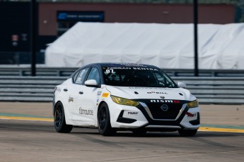 Coupe Nissan Sentra à ICAR