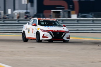 Coupe Nissan Sentra à ICAR