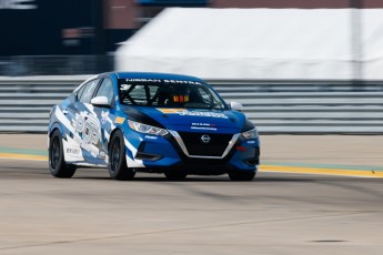 Coupe Nissan Sentra à ICAR