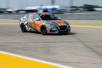 Coupe Nissan Sentra à ICAR