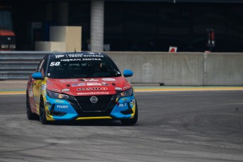 Coupe Nissan Sentra à ICAR