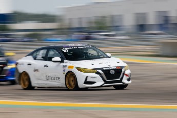 Coupe Nissan Sentra à ICAR